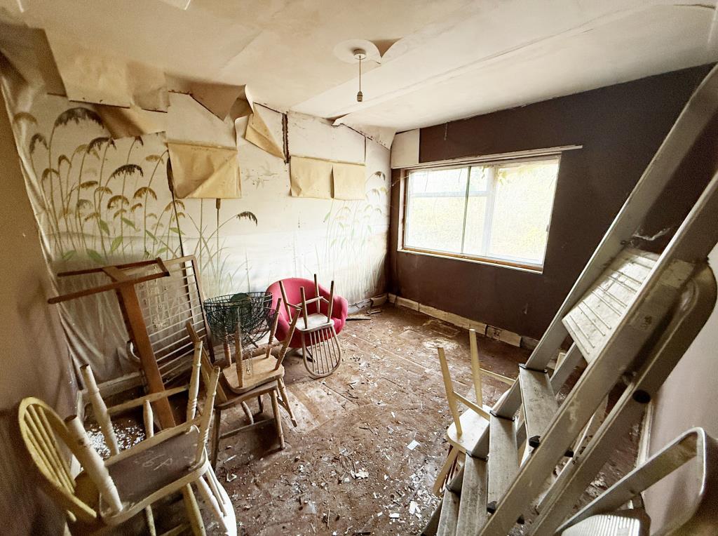 Lot: 110 - DETACHED BUNGALOW FOR IMPROVEMENT - Bedroom
